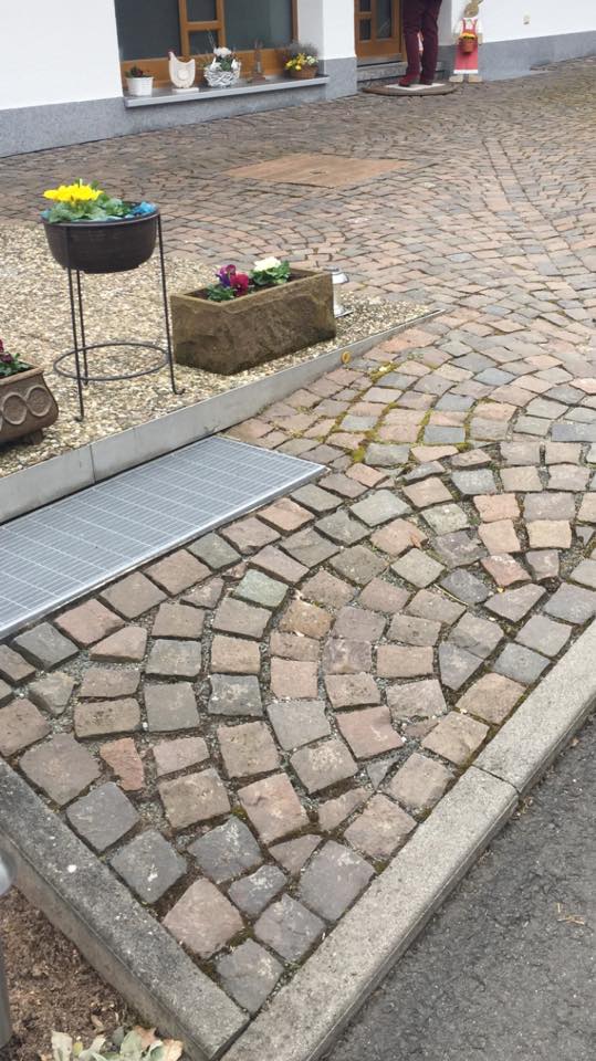 Bild eines Steinbodens vor der Fugensanierung