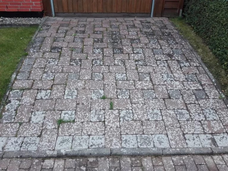 Hofeinfahrt vor der Reinigung