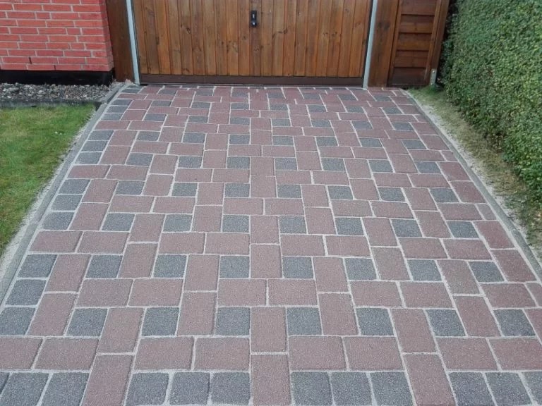 Hofeinfahrt nach der Reinigung