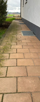 Steinfliesenweg vor der Reinigung