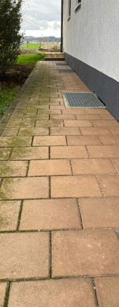 Steinfliesenweg vor der Reinigung
